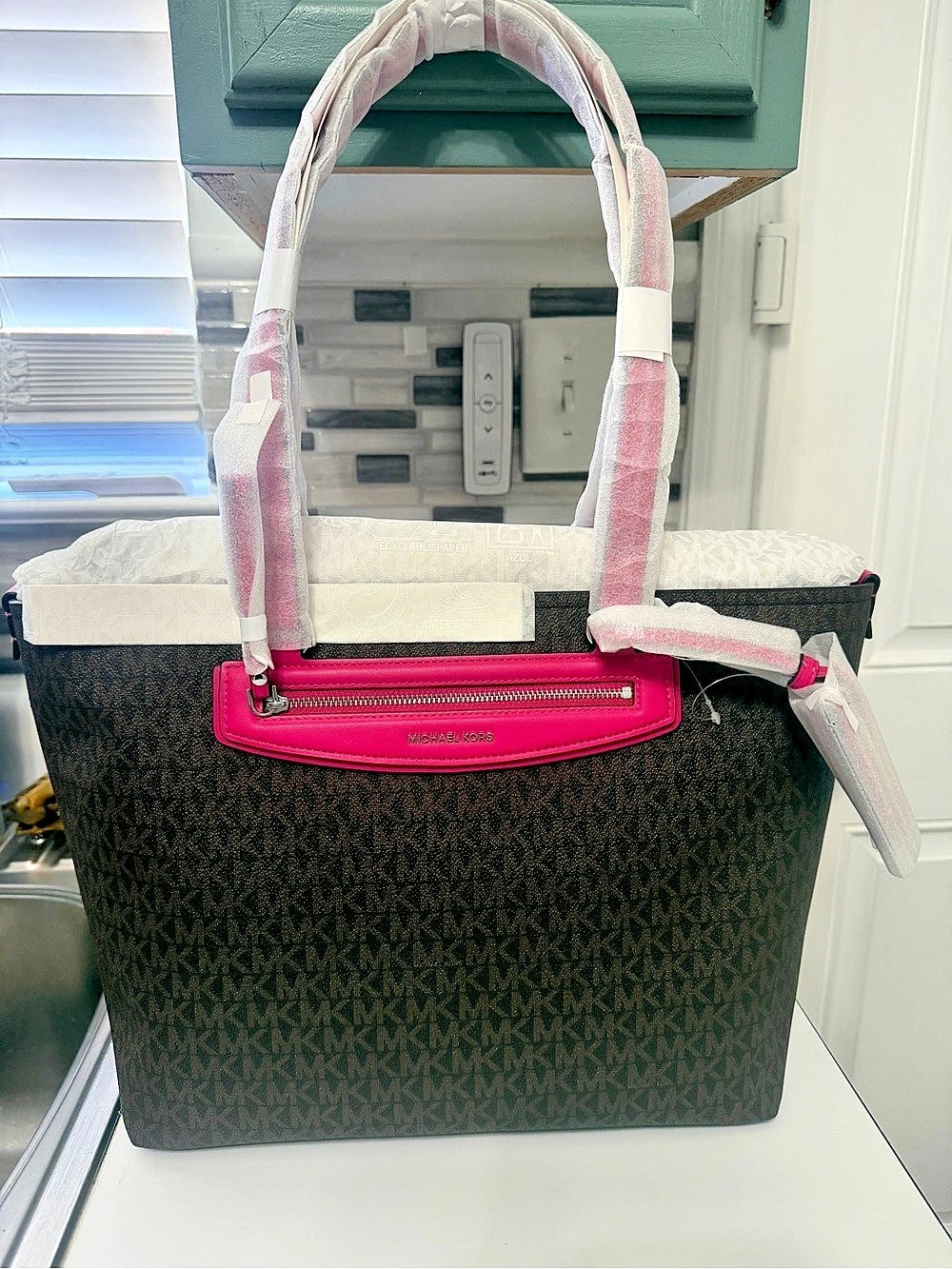 Michael Kors Jet Set Travel Medium Signature Logo Tote Bag Tote in Brown & Pink